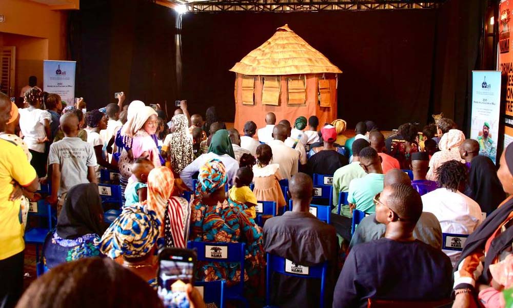 La Case du Manden : Une pièce de théâtre malienne pour la paix et l’unité
