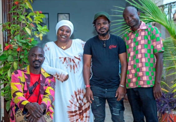 Founou Founou sort l’art des murs pour rencontrer la population