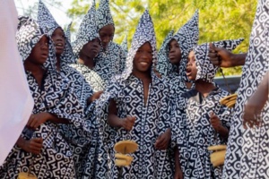 Les Praticables 2025 - la grande parade change la rue en scène ©Aloupy.Pro