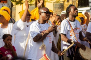Les Praticables 2025 - la grande parade change la rue en scène ©Aloupy.Pro