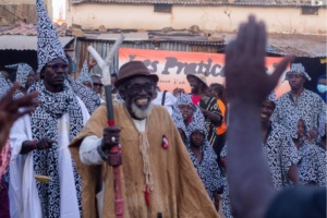 Les Praticables 2025 - la grande parade change la rue en scène ©Aloupy.Pro