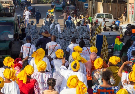 Les Praticables 2025 - la grande parade change la rue en scène