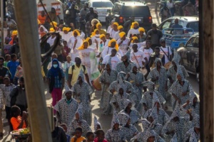 Les Praticables 2025 - la grande parade change la rue en scène ©Aloupy.Pro