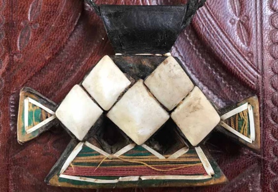 Khoumeysa : le collier touareg qui illumine le visage des femmes Keltamasheq